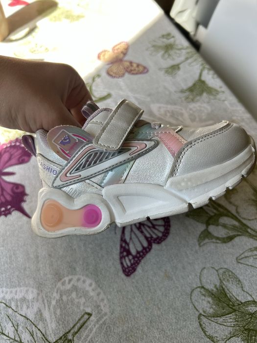 Дитячі кросівки на дівчинку