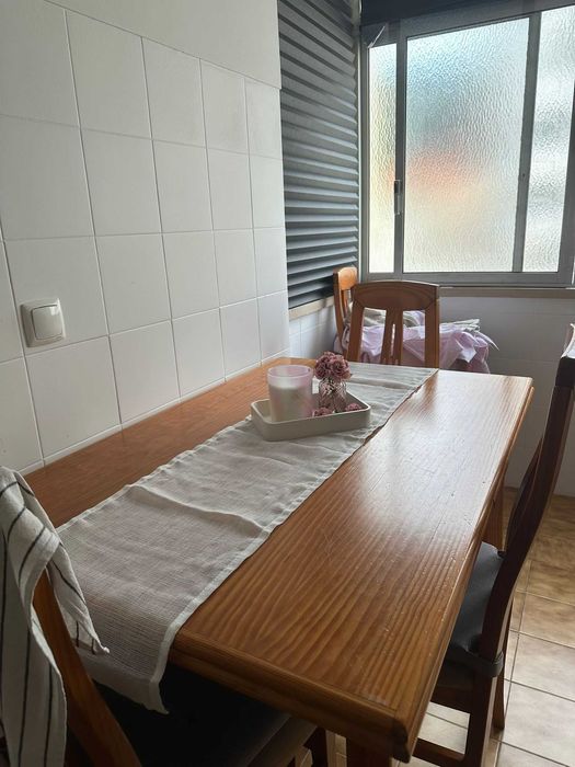 Mesa Extensível em Madeira Maciça + 4 Cadeiras (Bom Estado)