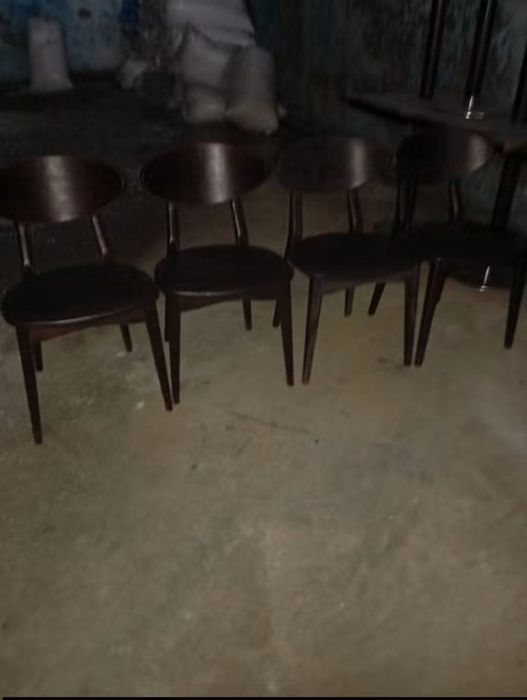 Vendo 8 cadeiras muitas bonitas bom estado