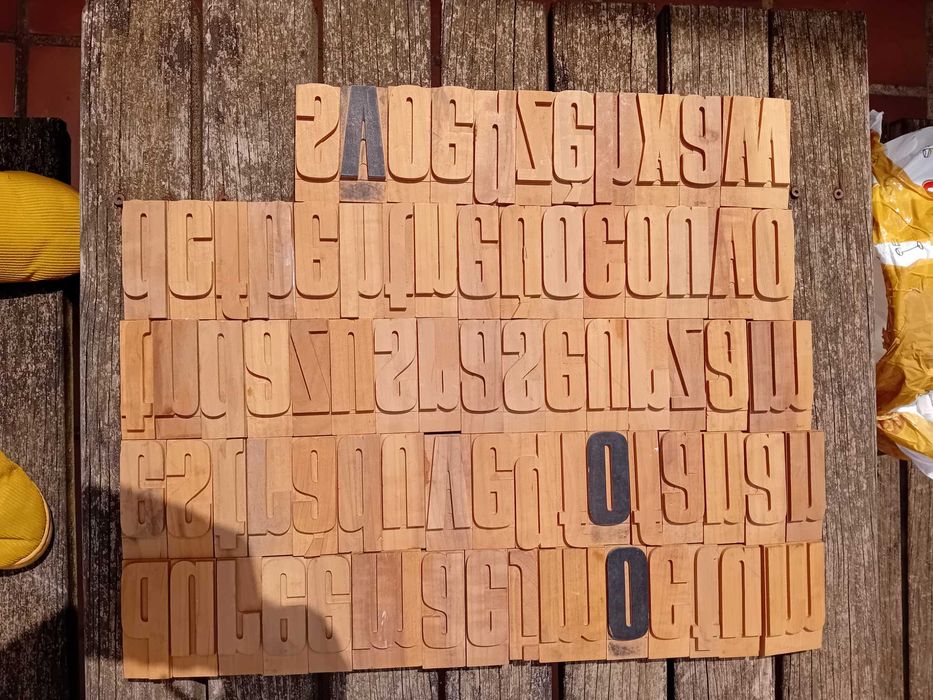 Letras de tipografia antigas de madeira