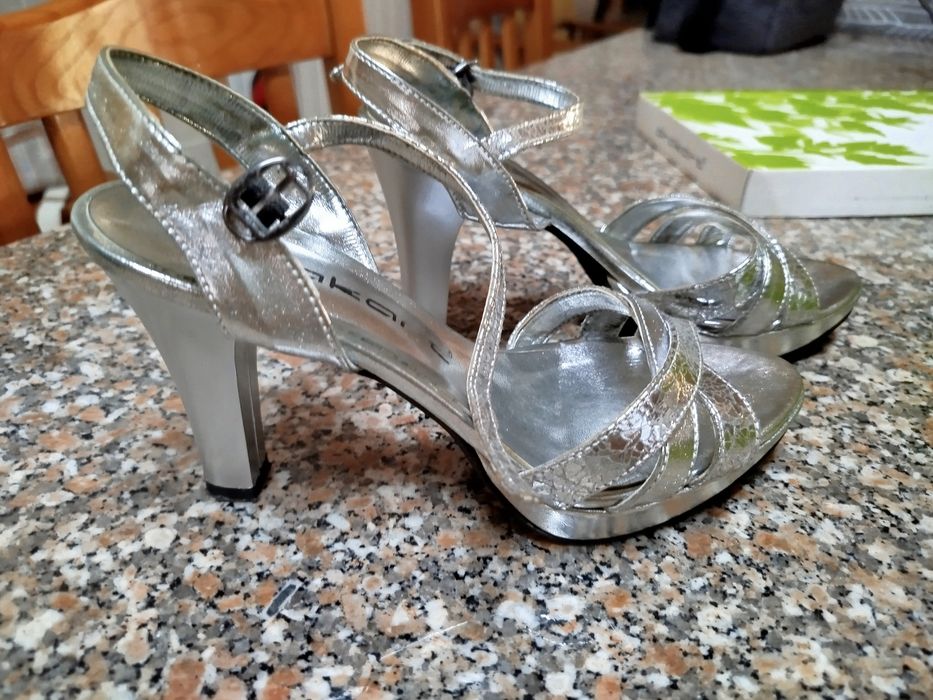 Sandália prateada N 36 c/ carteira oferta