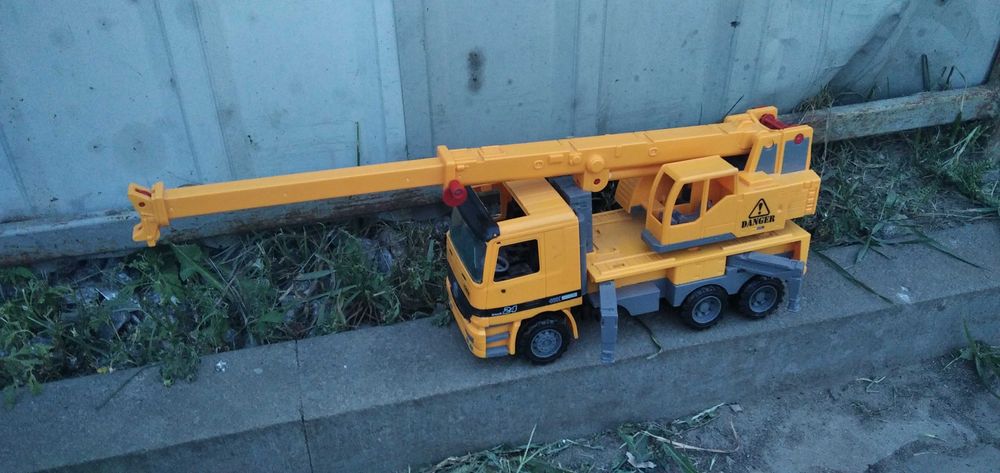 Игрушечный строительный кран