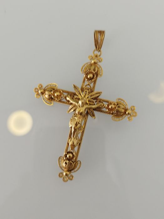 Medalha cruz em ouro de 19,2kt