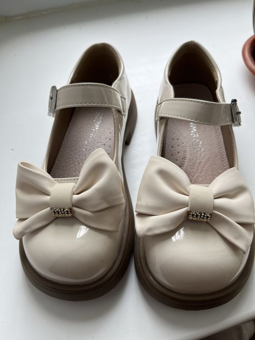 Лакові бежеві туфлі для дівчинки