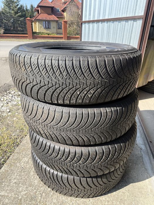 Komplet opon 215/65/R17