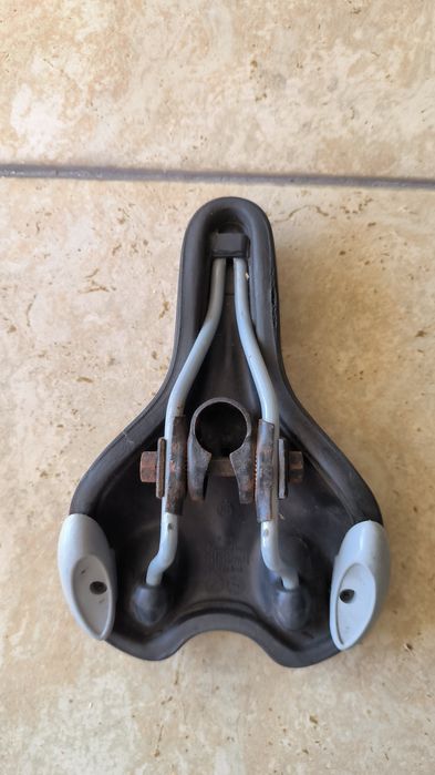 Variable-size bicycle saddle444403717883842563