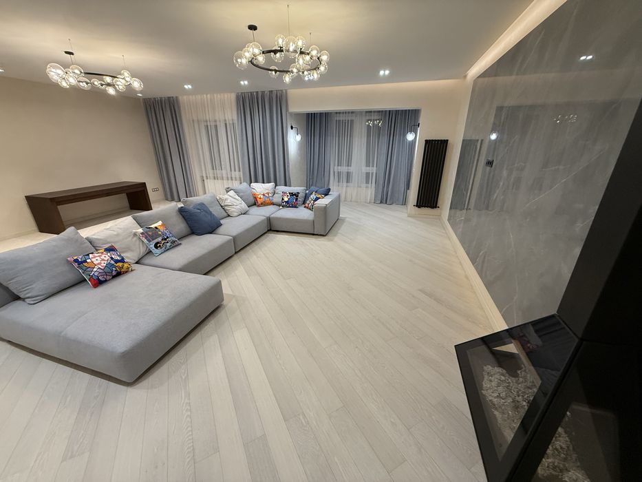 Четырехкомнатная квартира с новым ремонтом в коттедже в центре города.