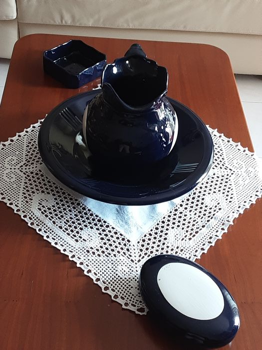 Conjunto de Lavanda com bacia, jarro ,guarda jóias e cinzeiro