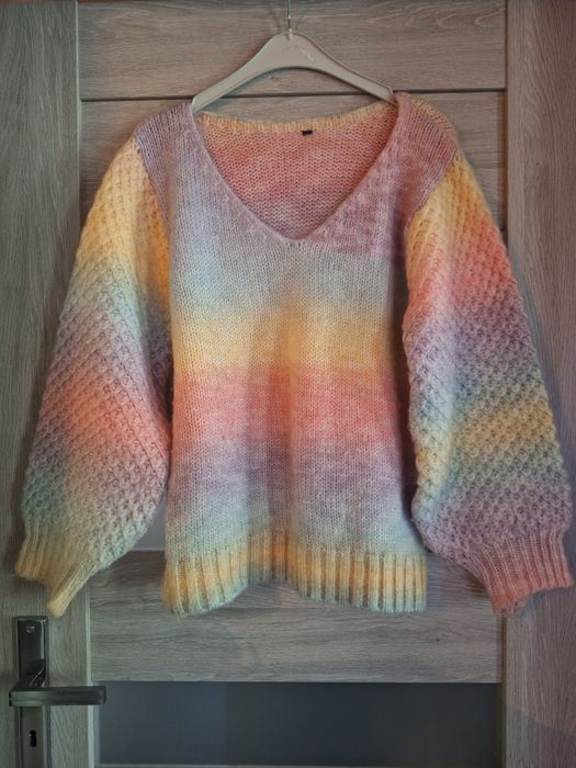Śliczny sweter tęcza z bufiastymi rękawami
