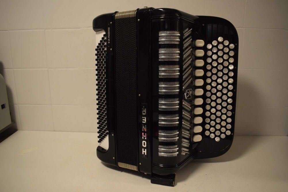 Acordeao Hohner Riveira IV S. 4 voz 120 baixos N 342