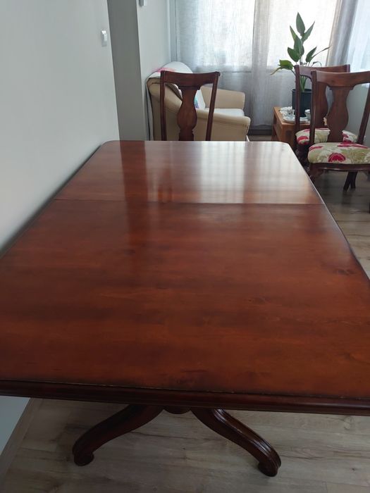 Stół drewniany w zestawie z krzesłami