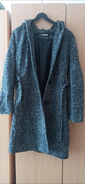 Szary damski płaszczyk z kapturem wzór w róże 55% wełna 45% wiskoza M