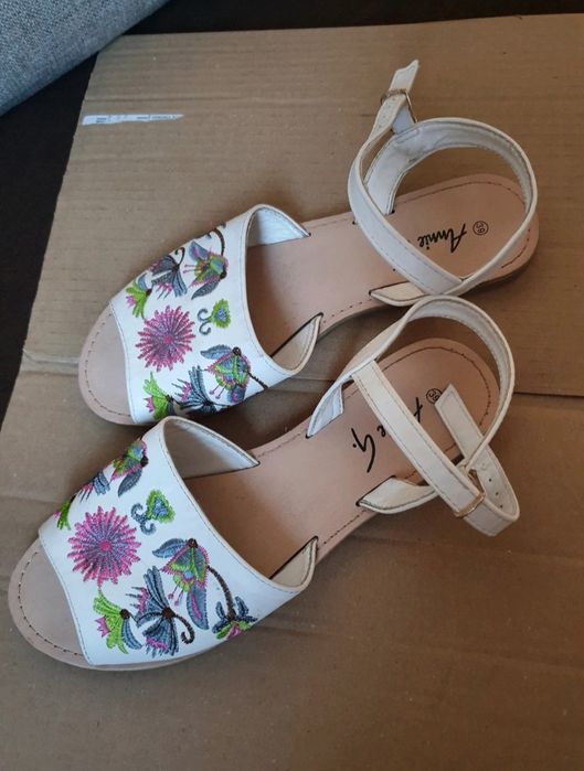 Sandałki z haftem