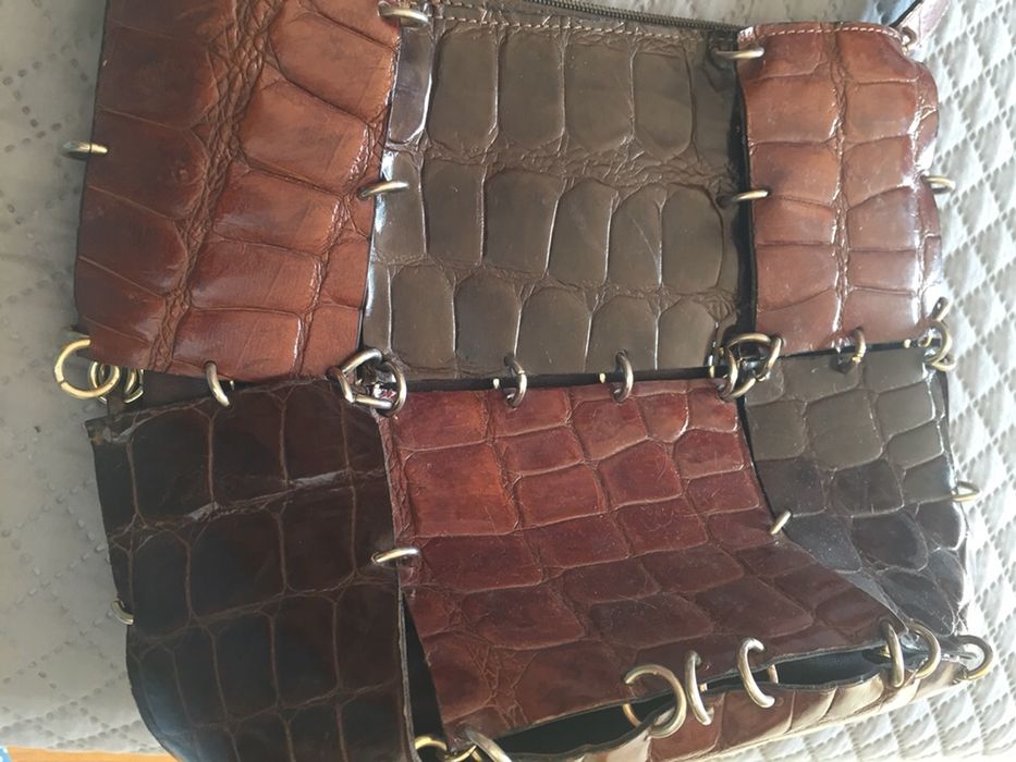 Mala em pele castanha.