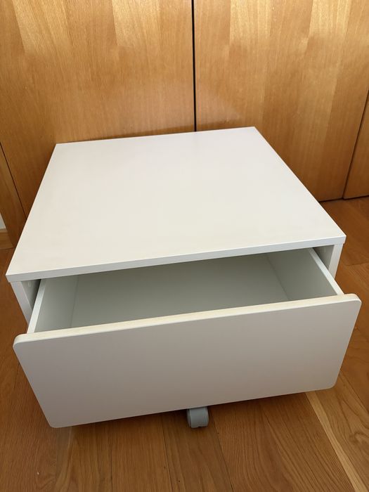 Caixa de arrumação com rodas