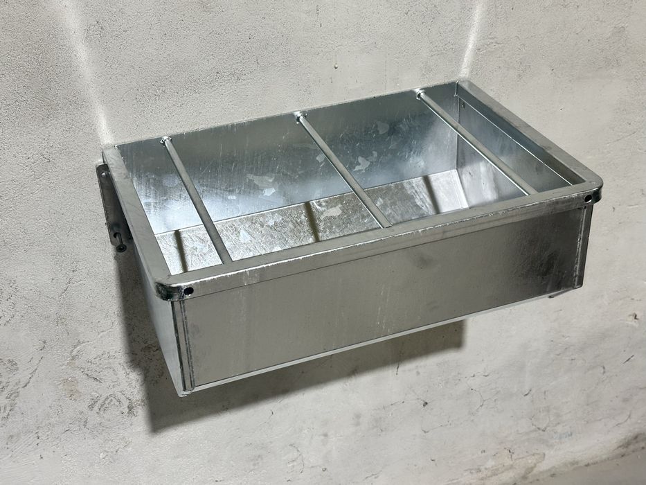 Koryto żłób narożny dla koni metal ocynk ogniowy