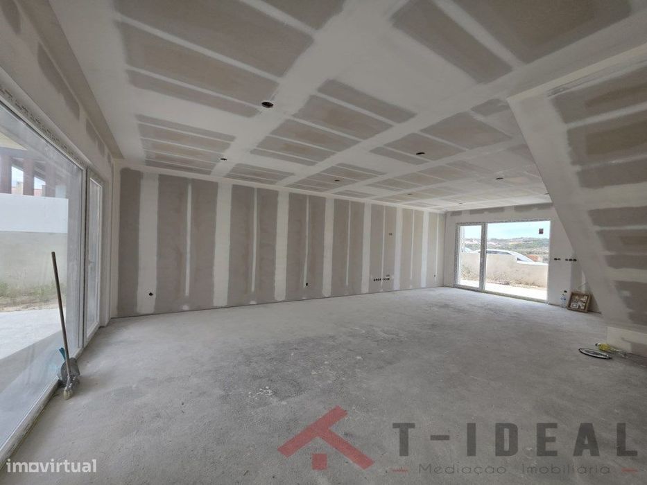 Moradia T4 Moderna na Lourinhã