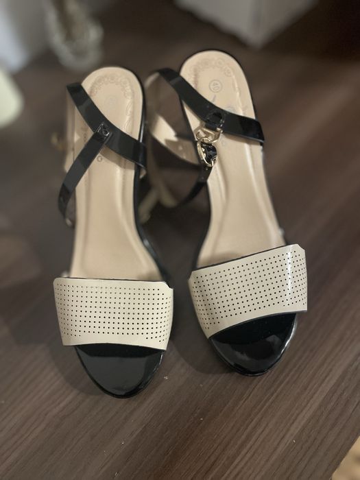 Жіночі босоніжки