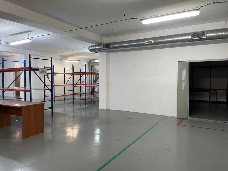 Окремо розташована офісно-складська будівля 4920 м²