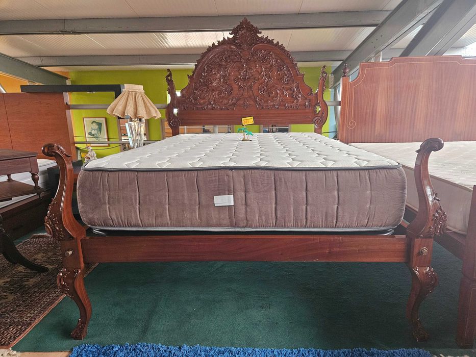 Cama antiga em madeira com estrado e colchão - óptimo estado geral