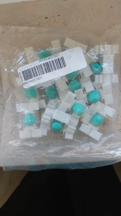 Clip / Plug  para frisos de BMW E30, E36, E46