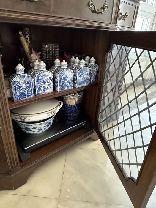 Móvel clássico de apoio de sala de jantar / louceira