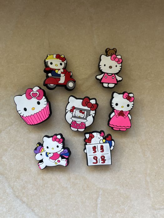 Przypinki hello kitty do butow typu crocs