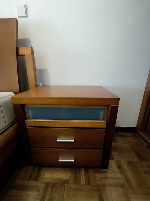 cama king size com mesinhas de cabeceiras e camiseiro