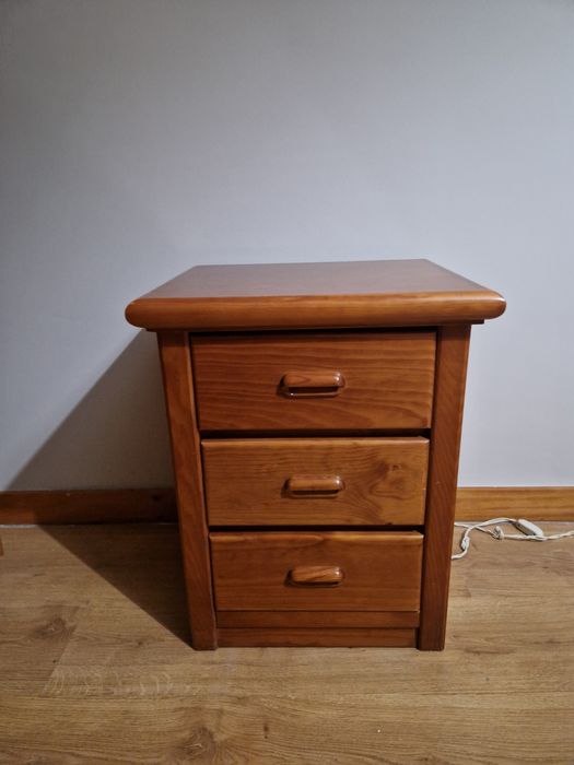 Cama , cómoda e 2 mesinhas