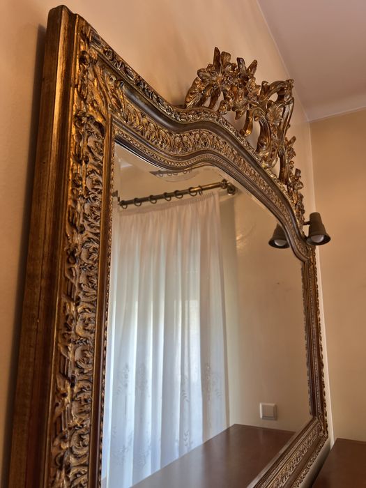 Espelho em moldura de madeira dourada