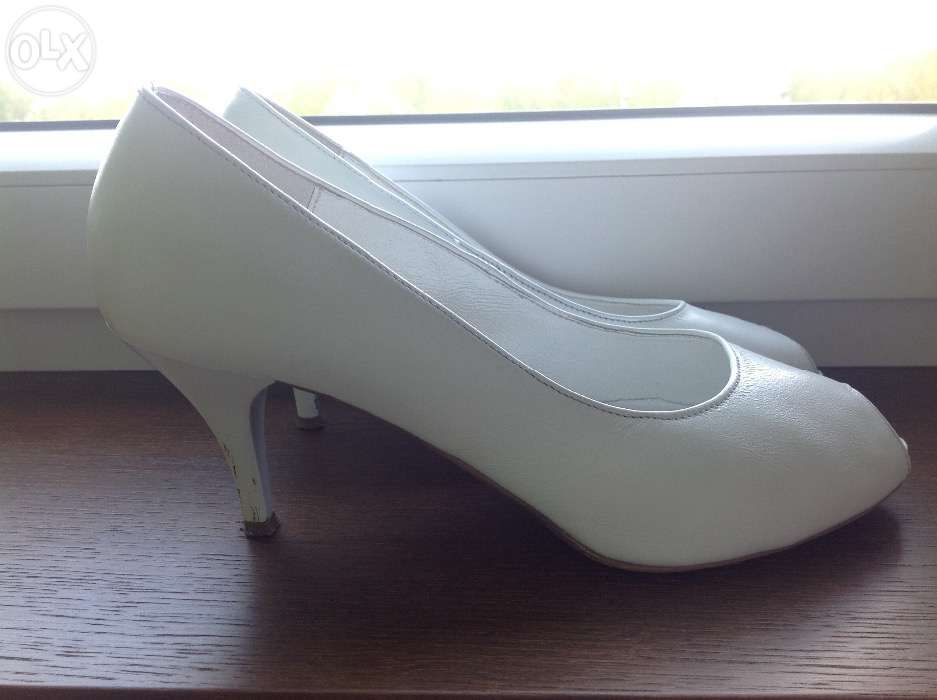 Wygodne klasyczne buty ślubne, rozm. 39, białe