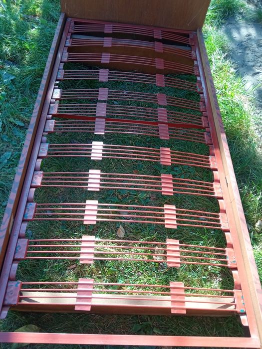 Продам  стіл книжку,, ліжко,стільці,килим.