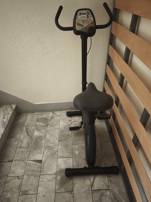 Bicicleta estática e estrado de cama