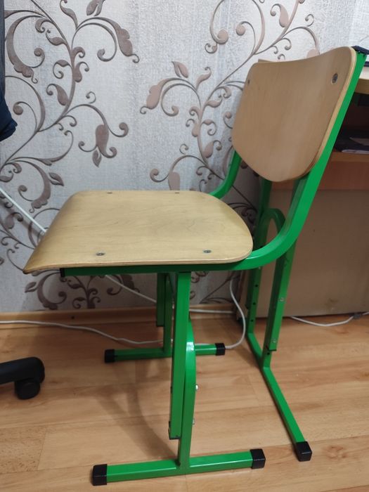Шкільна парта зі стулом