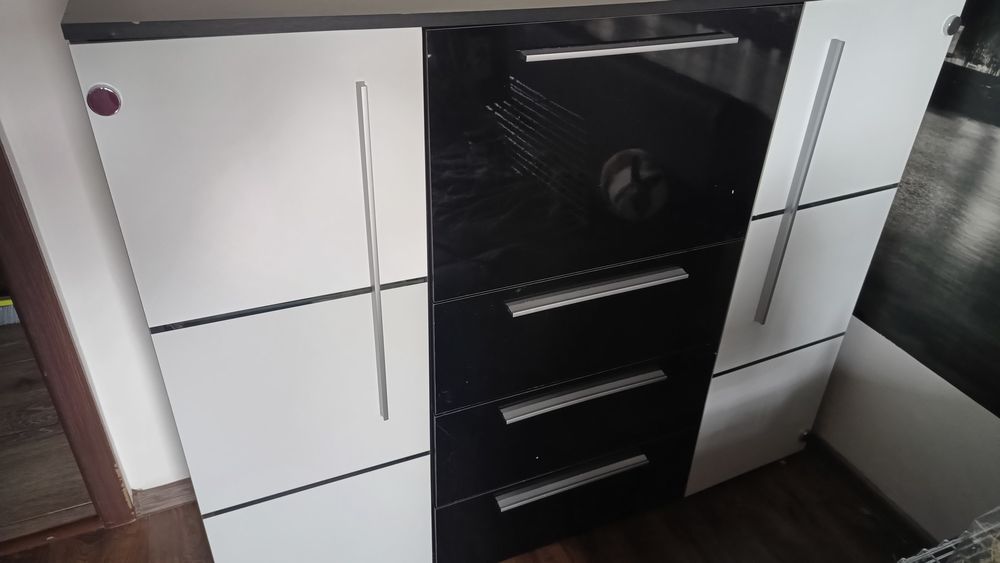 Komoda ze szklanymi frontami