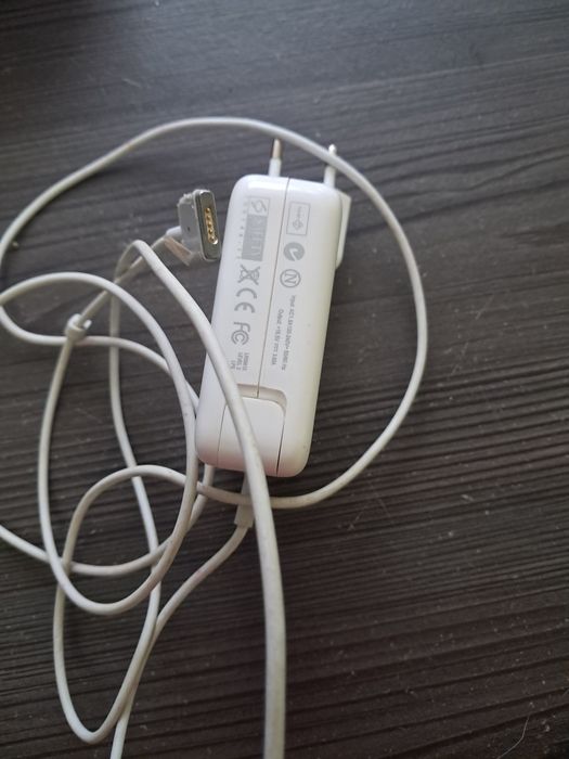 Sprzedam zasilacz do laptopa