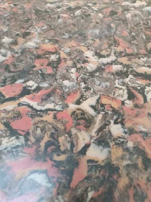 Mesa em mármore verde, rosa e laranja