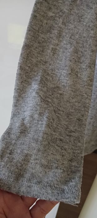 Sweter Reserved z kokardą i prześwitującym dekoltem