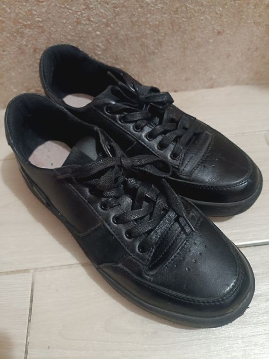 Чоловічі шкіряні кросівки