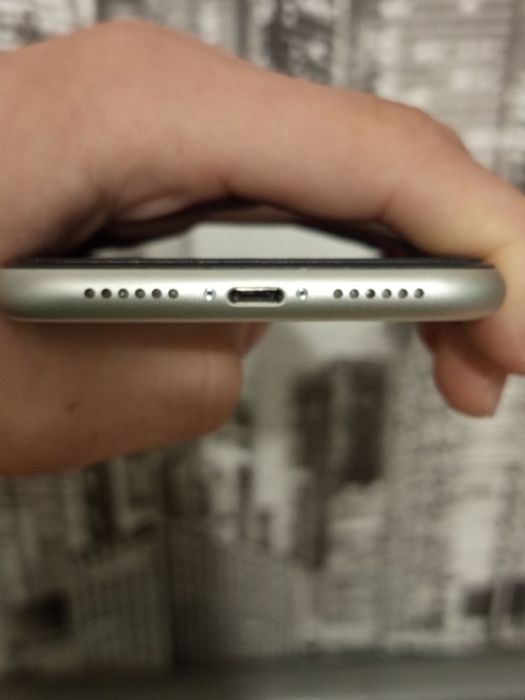 продам айфон 11 white