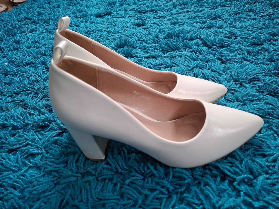 Продам білі туфлі