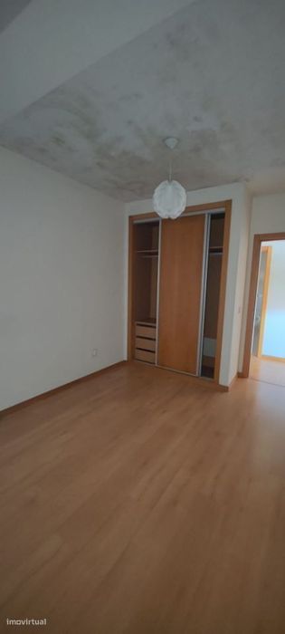 Apartamento T2 com parqueamento e vista de mar.  A 3 minutos da pra...