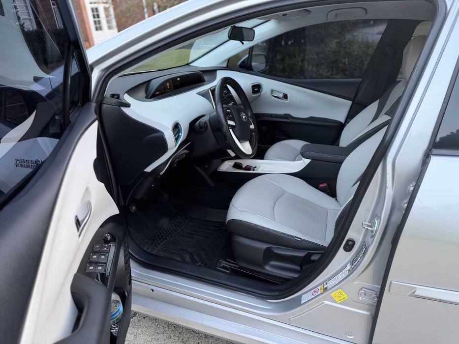 Toyota Prius Prime Plus      2017