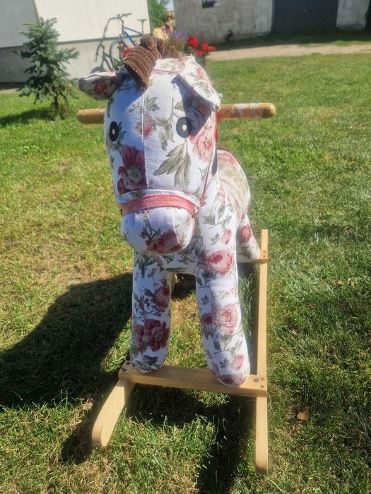 Konik na biegunach Nefere Pink Flora, wydaje dźwięki