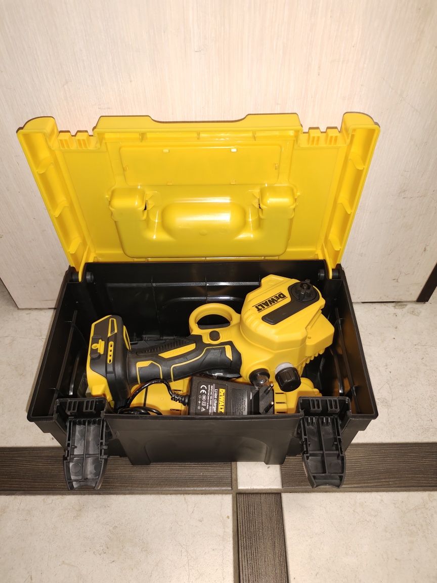 Аккумуляторная мини-пила DEWALT (24V, 4Аh, шина 15 см): 2 400 грн ...