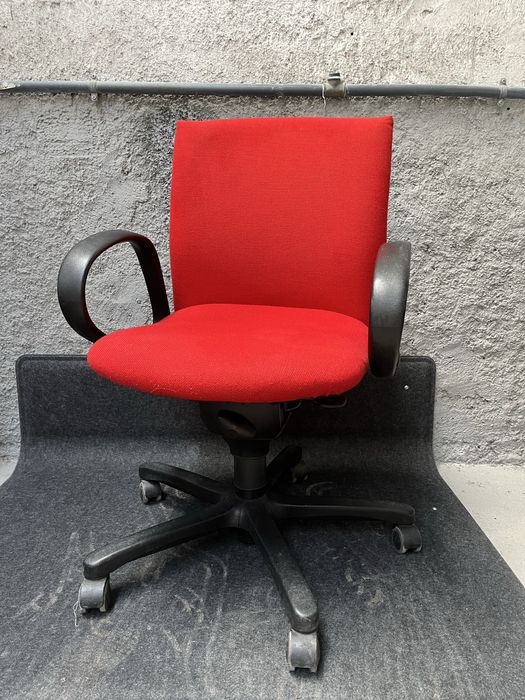 Cadeira vermelha64398319306371121