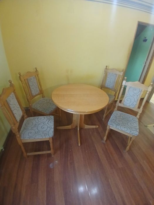Drewniany stół z krzesłami