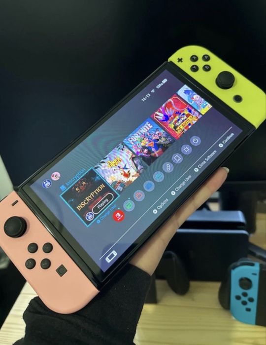 Consola Nintendo Switch Oled com comandos e jogos