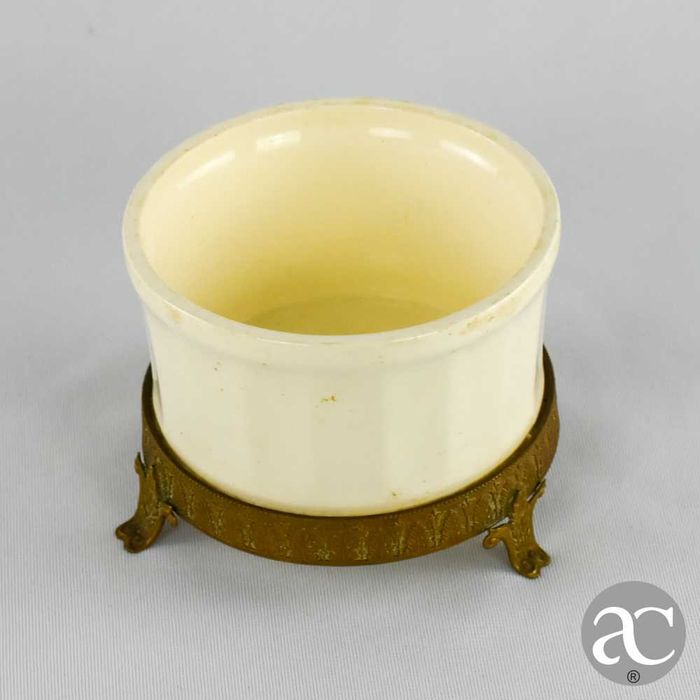 Caixa em porcelana e metal dourado, de finais do século XIX/início do XX