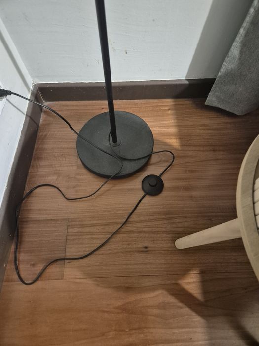 Candeeiro de pé preto